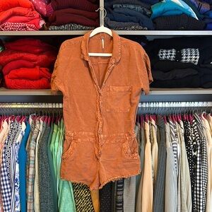 YFB rust short sleeve v neck 2 pocket adjustable waist romper size S
